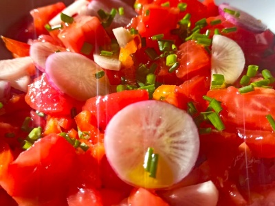 Sałatka z pomidorów, papryki i rzodkwi